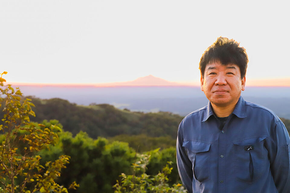 高木研究林長。海の向こうに利尻富士がみえる
