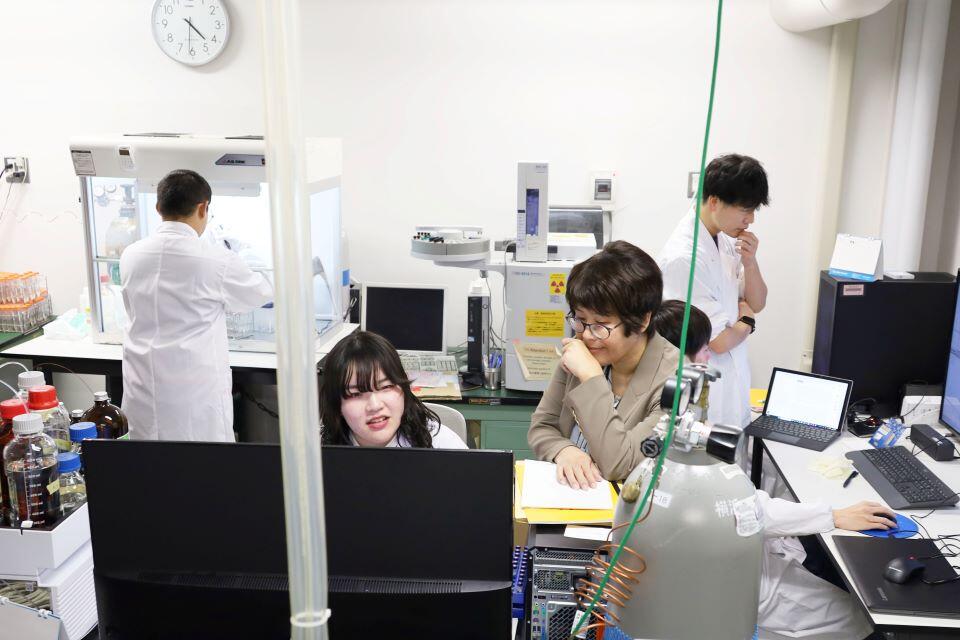 毒性学教室の実験室にて