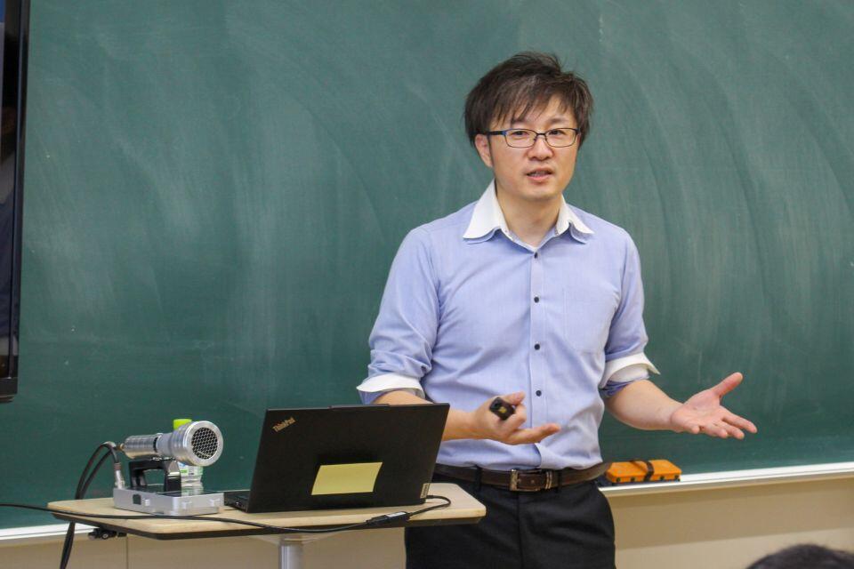 放射線の正体や検出方法について分かりやすく解説する阿保技術専門員（提供：CoSMOS）