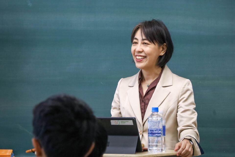 化学物質とシックハウス症候群やアレルギーとの関係について解説する池田教授
