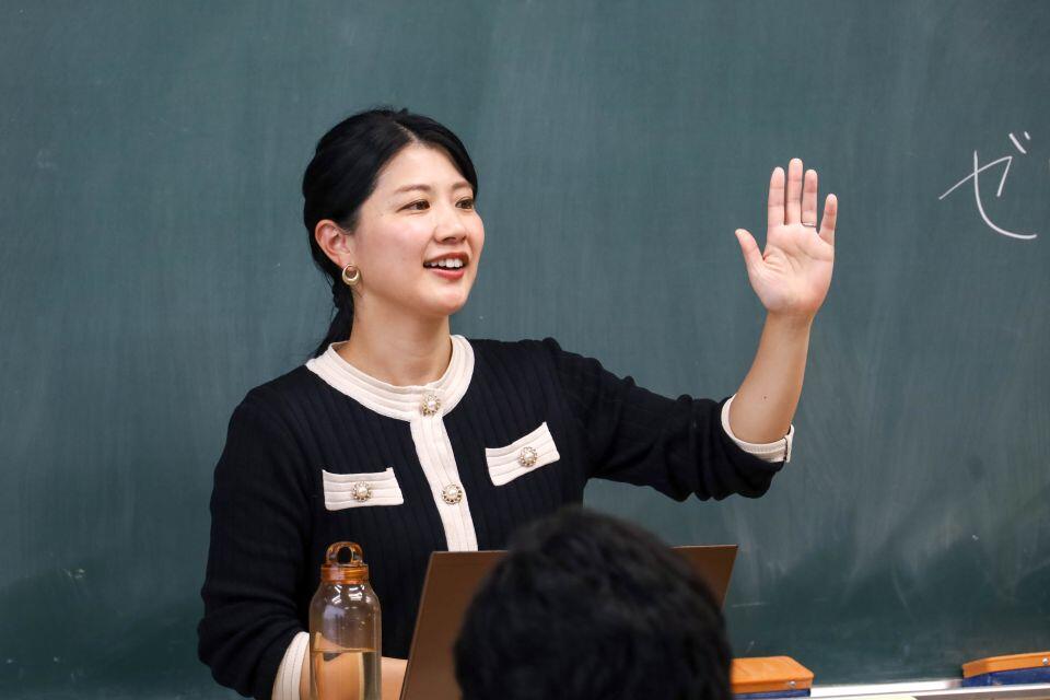 生徒たちと対話をしながら講義を進める小浜准教授