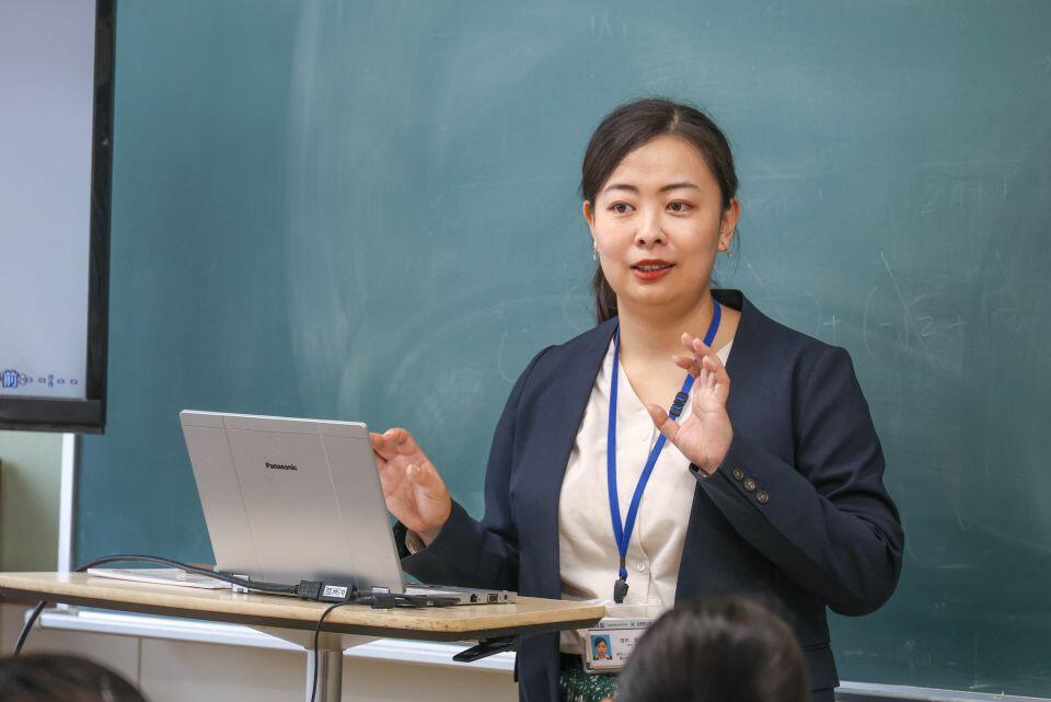 疫学について解説する田村特任講師
