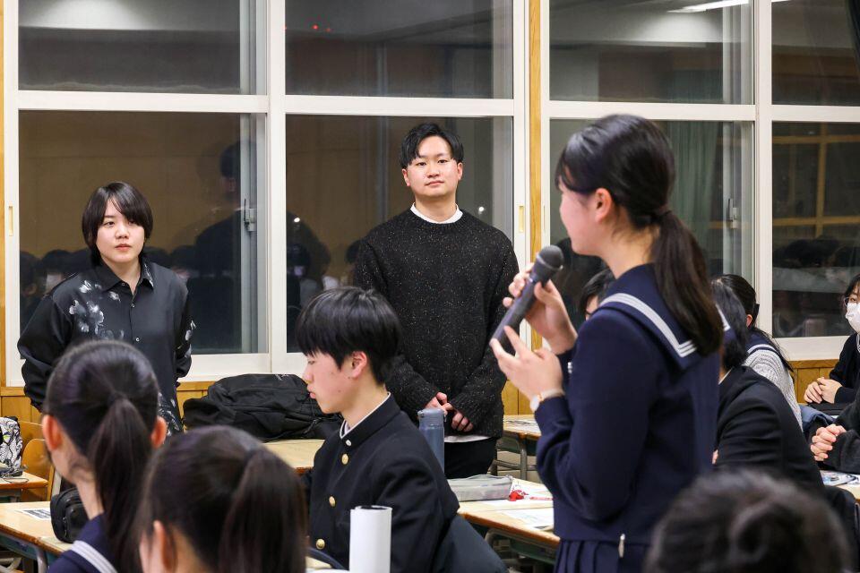 生徒の質問に真剣に耳を傾ける獣医学院博士課程1年生(当時)宮本汐里さん(左)と公共政策大学院修士1年生(当時)青森涼平さん(右)