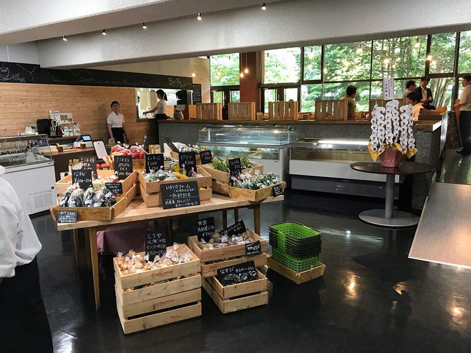 百年記念館の中の「北大マルシェCafé&Labo」では、北大構内で生産される北大牛乳と乳製品を楽しめる