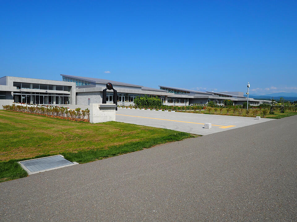 写真のまち北海道上川郡東川町にある東川小学校・地域交流センターの外観