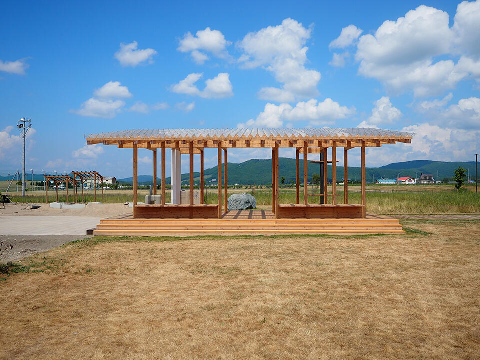 子どもたちの遊び場として新たに設計・建築された東屋