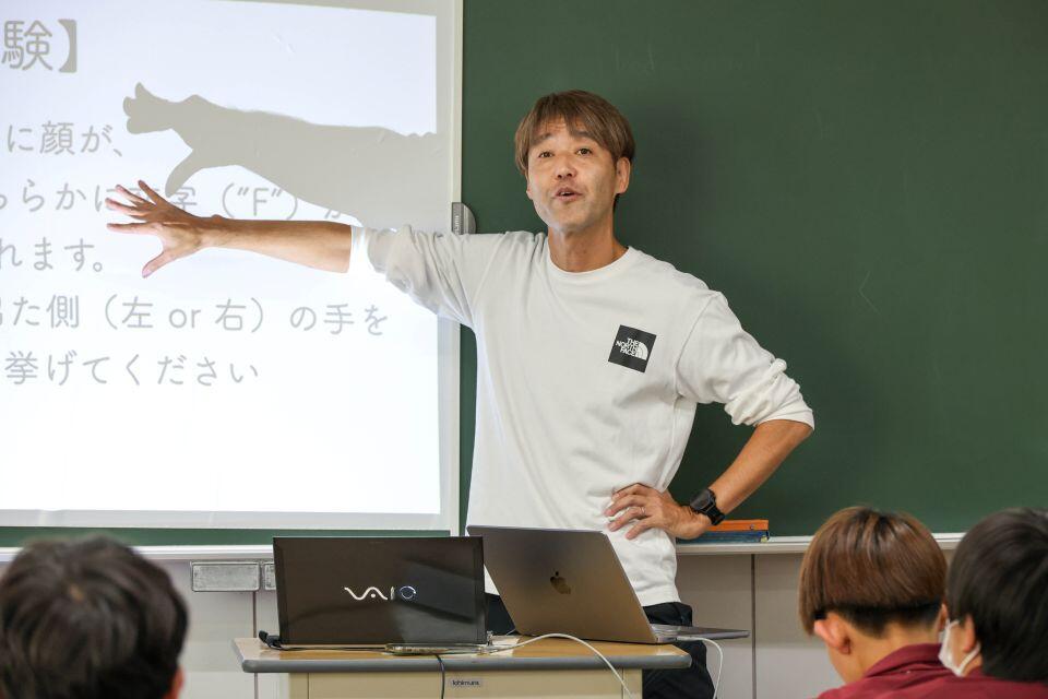 実際に生徒に体験させながら講義を行う阿部教授