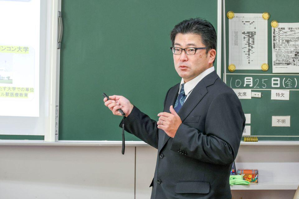 大学での研究や進路について解説する今内教授
