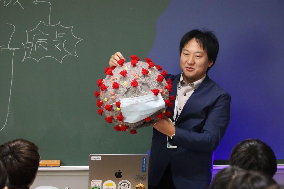 ウイルスの模型を用い講義を行う松野准教授