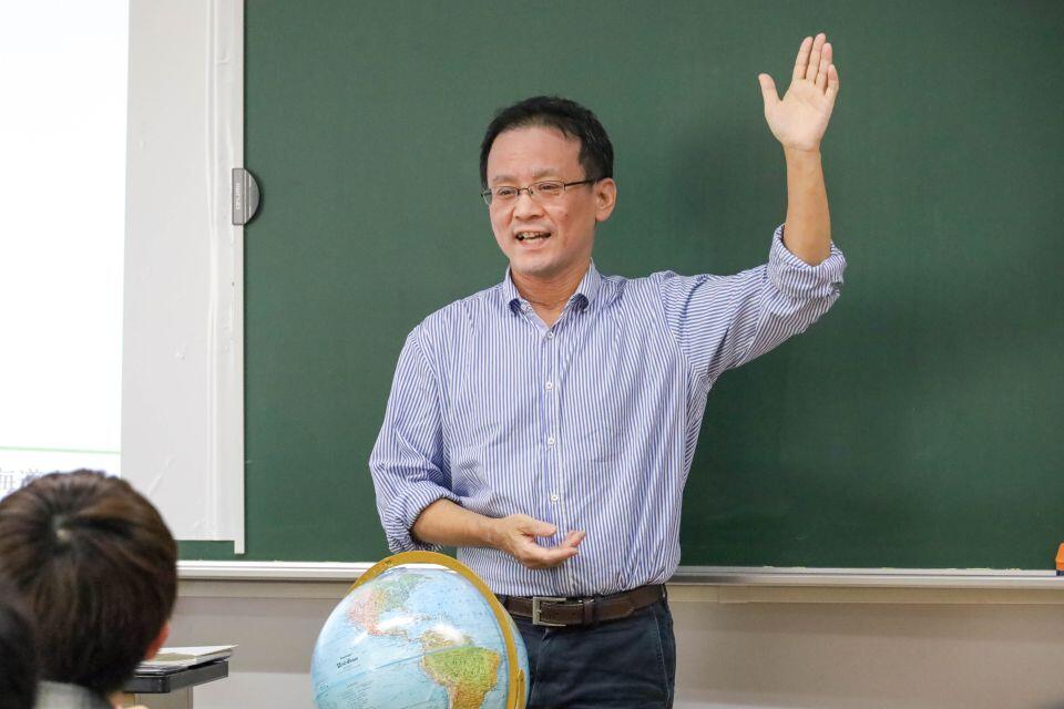 自身の研究について、生徒たちと話しながら進める宮本教授