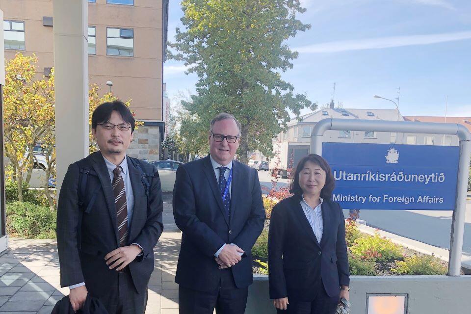 アイスランド外務省関係者に聞き取り調査した時の様子。アイスランド外務省前で(提供:大西富士夫)