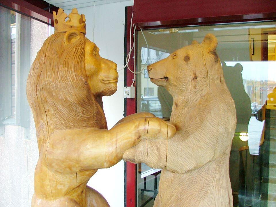 ロシアとの国境近くの町ノルウェー・キルケネスで、役場の玄関に置かれたノルウェーとロシアの友好関係を示す記念碑(熊がロシア、ライオンがノルウェーを表している)。北極域の平和と安定(北極例外主義)を象徴する像でもある(提供:大西富士夫)