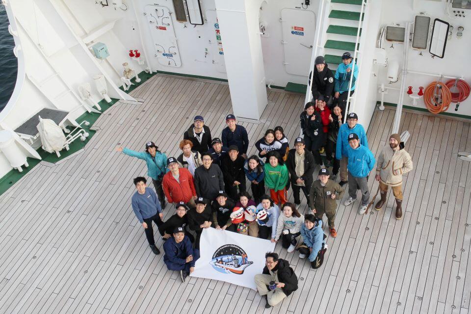 北海道大学水産学部付属練習船「おしょろ丸」にて。北極海縁辺海のチュクチ海へ航海し、参加者は海洋観測や北極域の歴史・文化を学んだ(提供:大西富士夫)