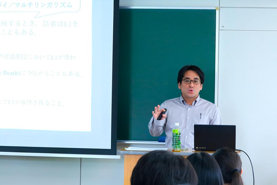 言語科学研究室の菅井健太准教授(撮影:広報・社会連携本部 広報・コミュニケーション部門 長谷川 亜裕美)