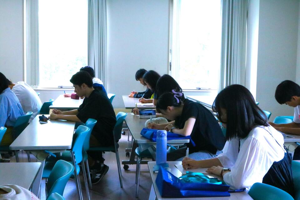 体験ゼミを受講する高校生(撮影:長谷川 亜裕美)