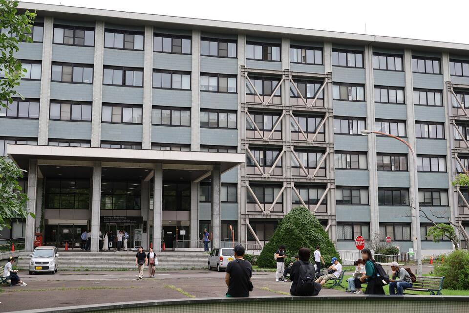 工学部前も多くの高校生や親子連れが
