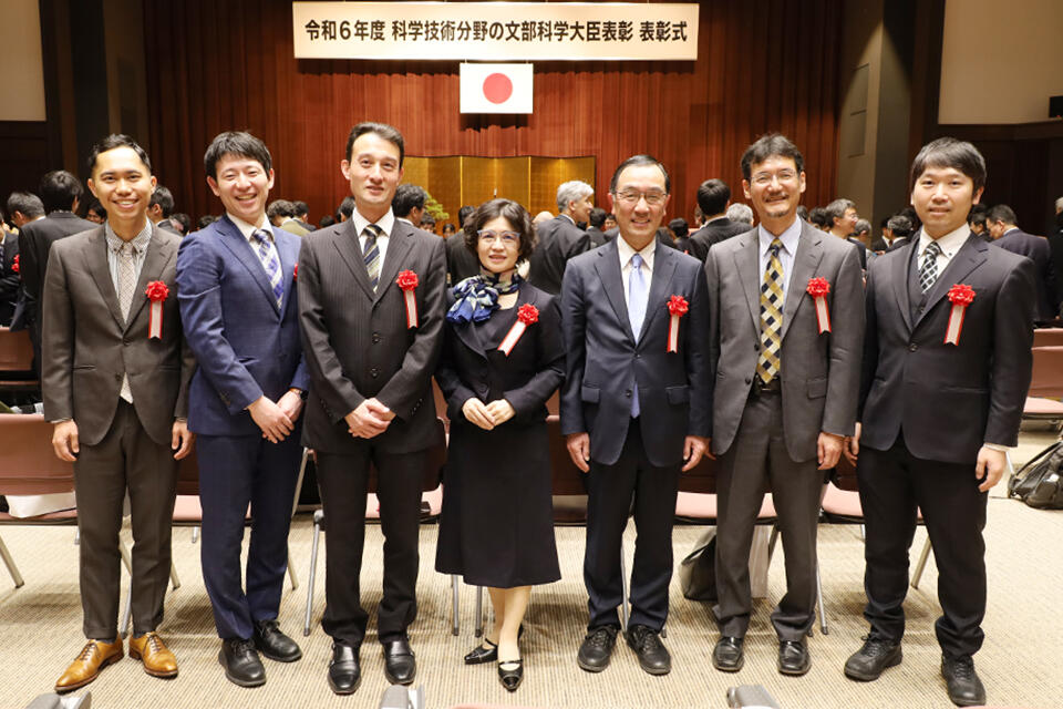 文部科学大臣表彰表彰式の会場にて。左から元本学工学研究院 石田洋平 准教授(4月から九州大学に移籍)、工学研究院 真栄城正寿 准教授、低温科学研究所 木村勇気 教授、情報科学研究院 長谷山美紀 教授、触媒化学研究所 福岡 淳 特任教授、工学研究院 永田晴紀 教授、化学反応創成拠点 原渕 祐 特任准教授