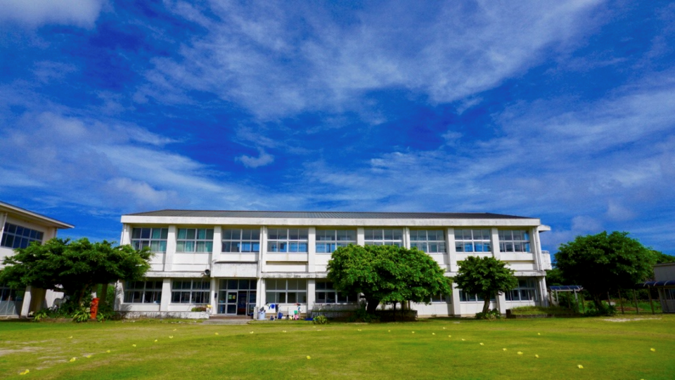 廃校を利用して作った喜界島サンゴ礁科学研究所(写真:渡邊剛)
