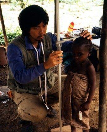 狩猟採集民の子どもを身長測定する山内さん