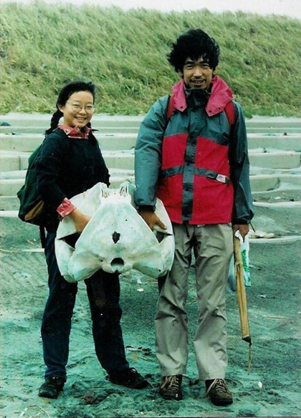 自由の森学園時代の山口先生(写真左)。恩師の盛口満氏とともに