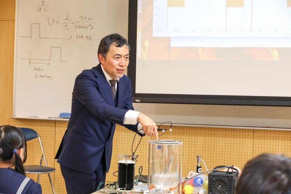 実験で生徒たちに体験させながら講義を進める柳澤教授