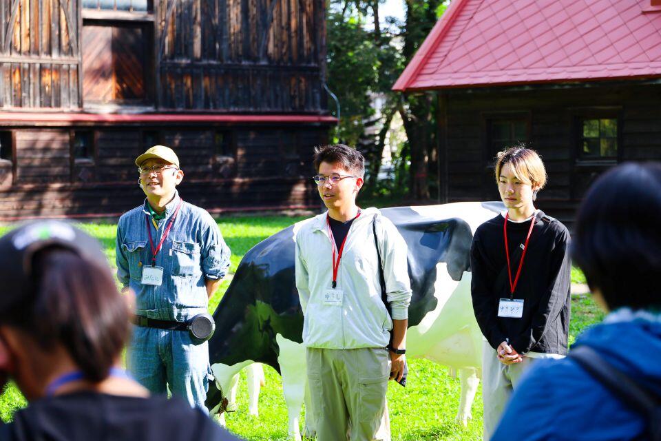 農学研究院の三谷准教授（左）、キャンパスプログラムのサポートを務めた農学部の学生（中央・右）