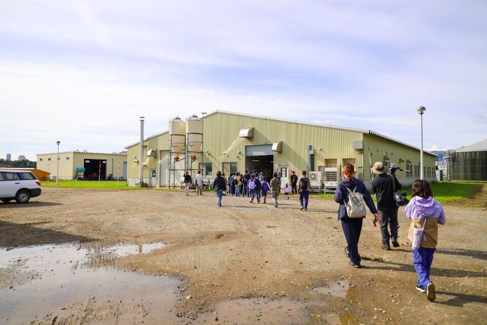 生物生産研究農場の牛舎へ向かう