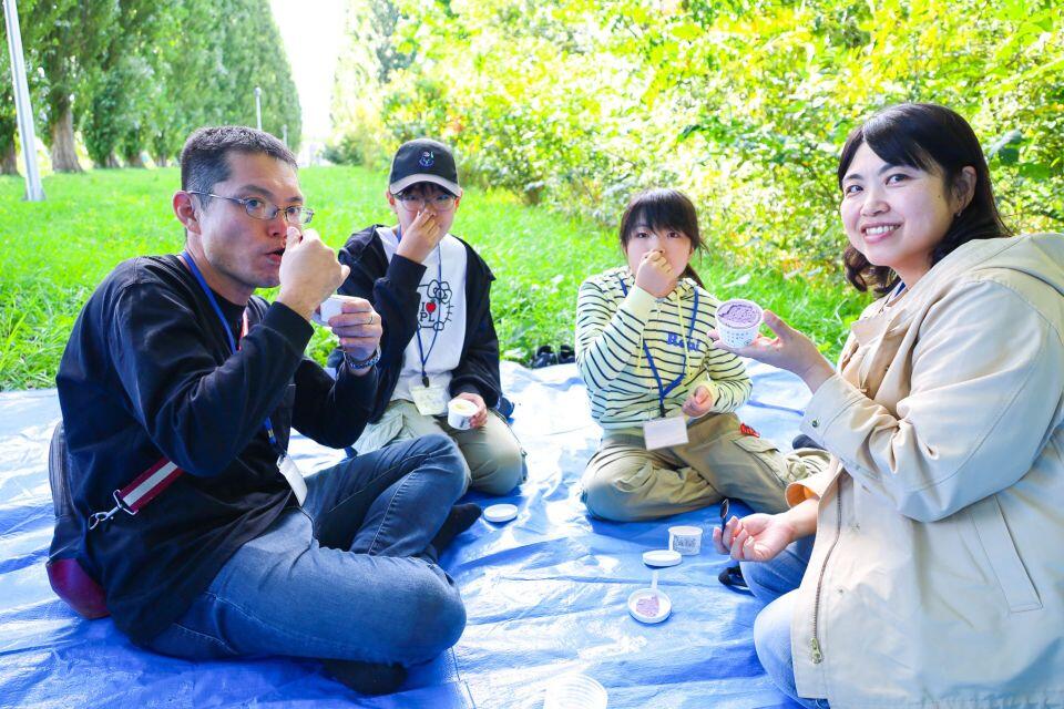 北大牛乳で作られたアイスクリームを楽しむ家族