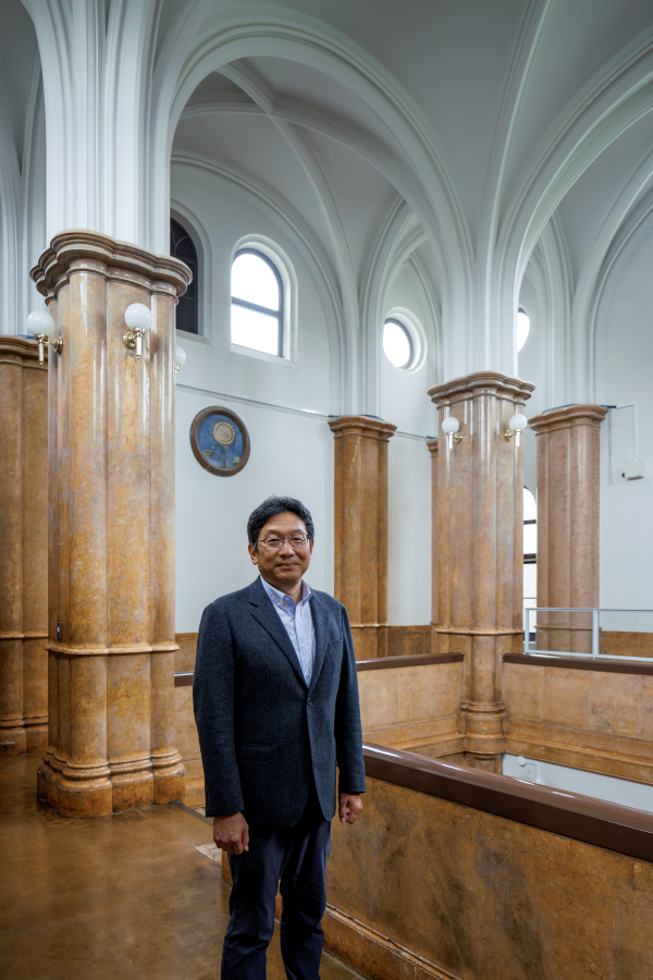 北海道大学総合博物館長／獣医学A研究院　坪田敏男教授。北海道大学総合博物館にて（撮影：コトハ写　寺島博美）