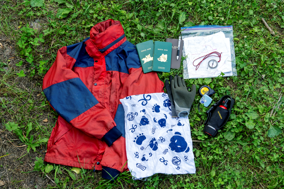 調査の時に欠かせない「七つ道具」（撮影：コトハ写　寺島博美）