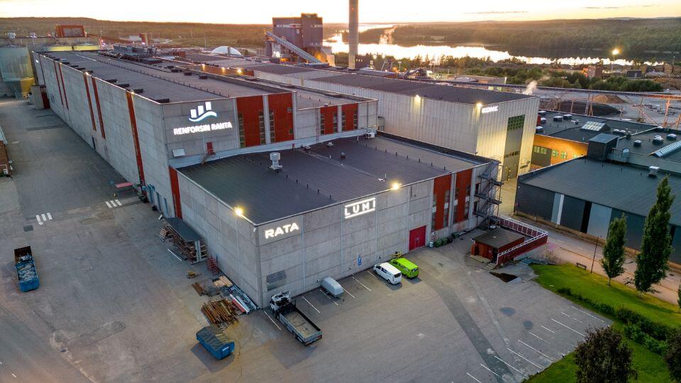 完全に水力発電で稼働し、廃熱がレンフォルシン・ランタ・ビジネスパーク内の建物の暖房に利用されている大型スーパーコンピューター施設（LUMI）（提供：Mikael Kanerva, CSC - IT Centre for Science Ltd.）