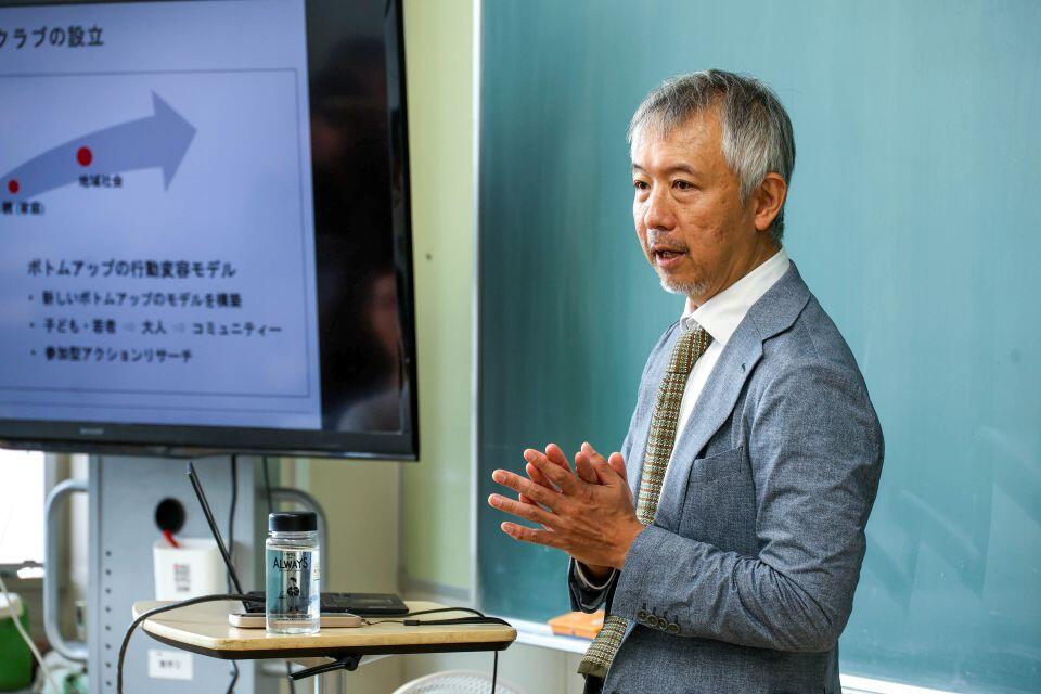 生徒たちと対話をしながら講義を進める山内教授