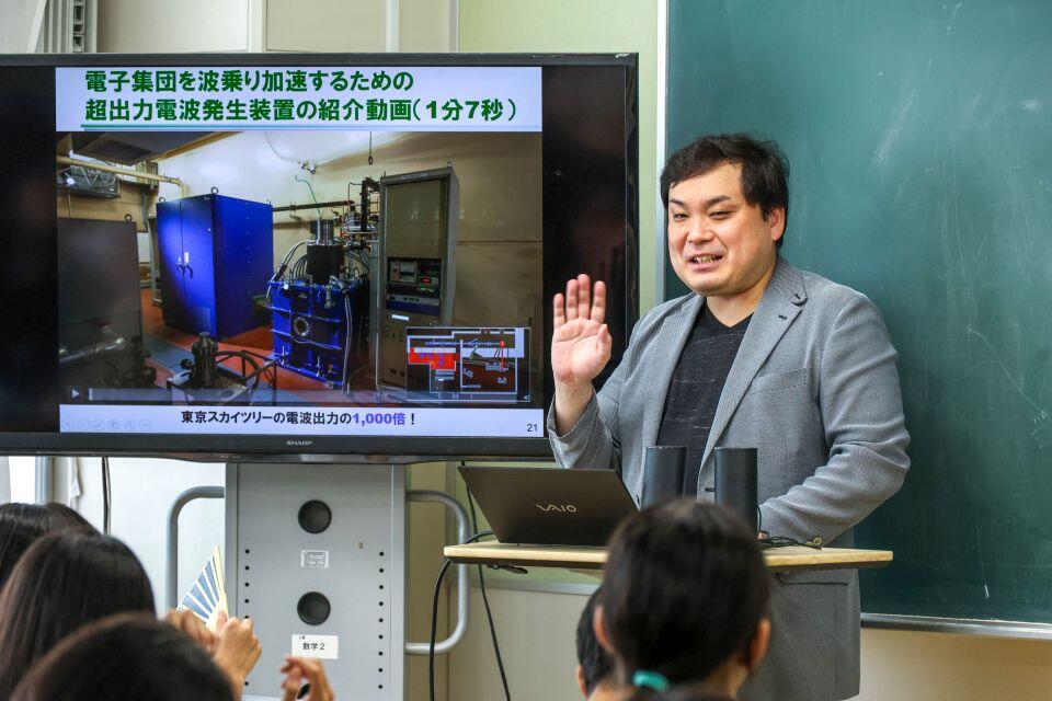 動画を交えて講義を進める佐藤博隆准教授（提供：工学系広報室）