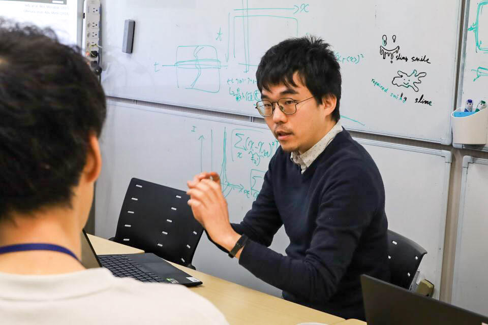 微生物の物理学的な分類について語る大村さん（撮影：齋藤有香）