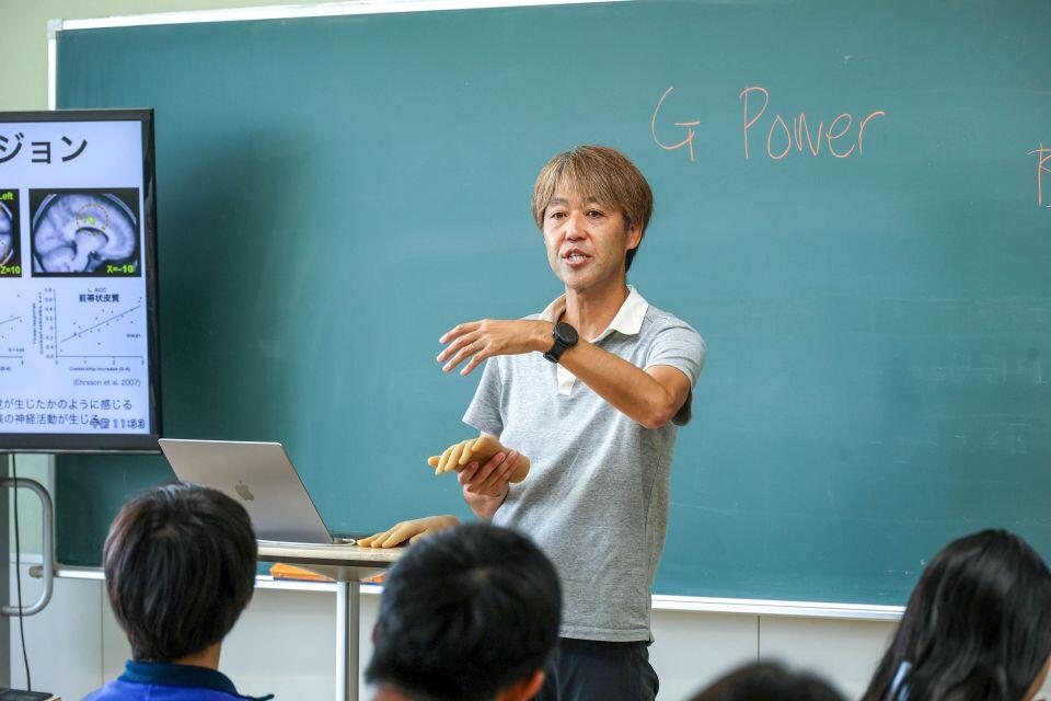 他者から受ける影響について解説する阿部教授