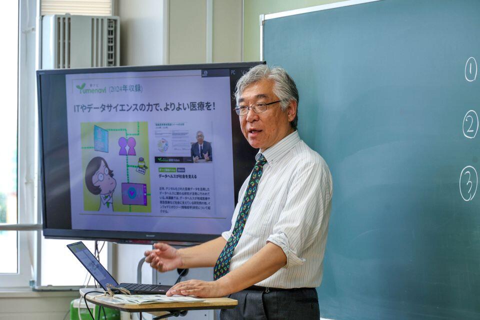 データサイエンスについて講義する小笠原教授