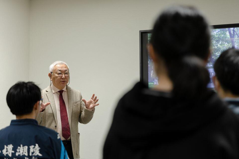 生徒たちへ解説する加藤教授