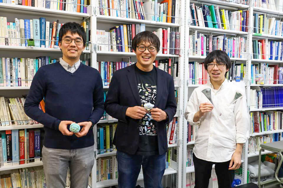 物理エソロジー研究室の先生方。左端が大村さん（撮影：齋藤有香）