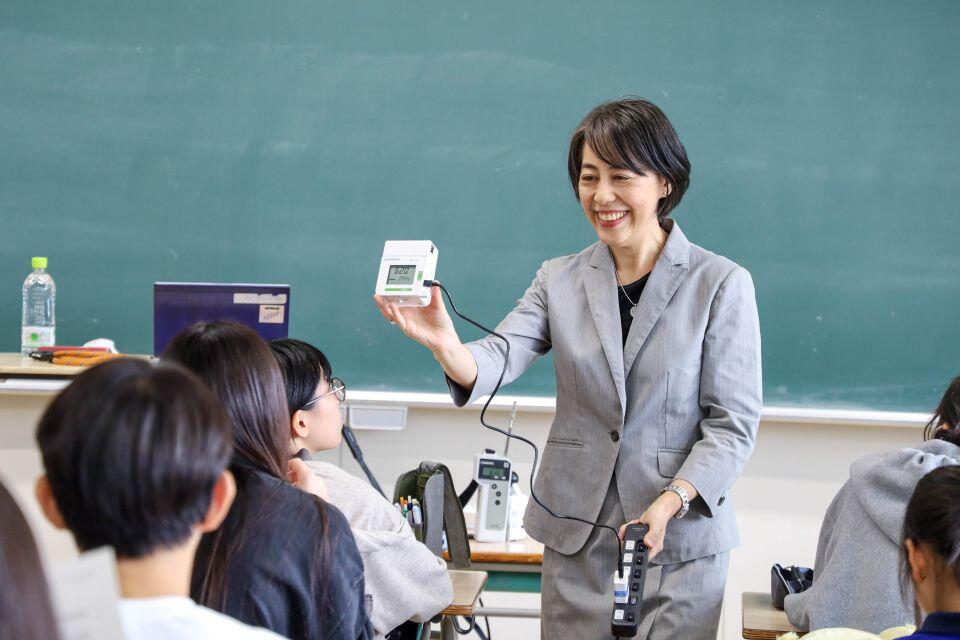 動環境測定器を使って解説する池田教授