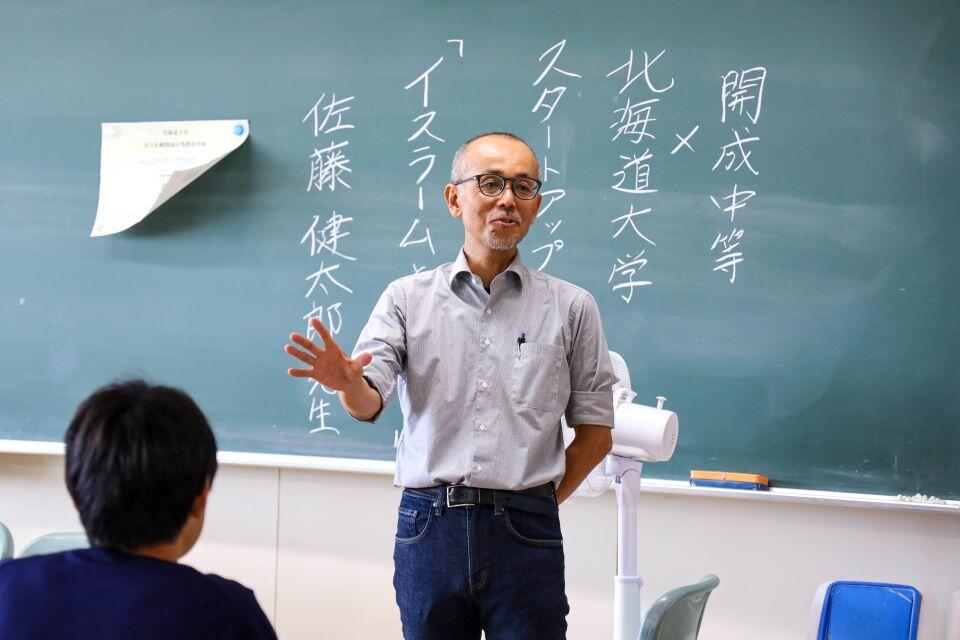生徒の質問に答える佐藤健太郎教授