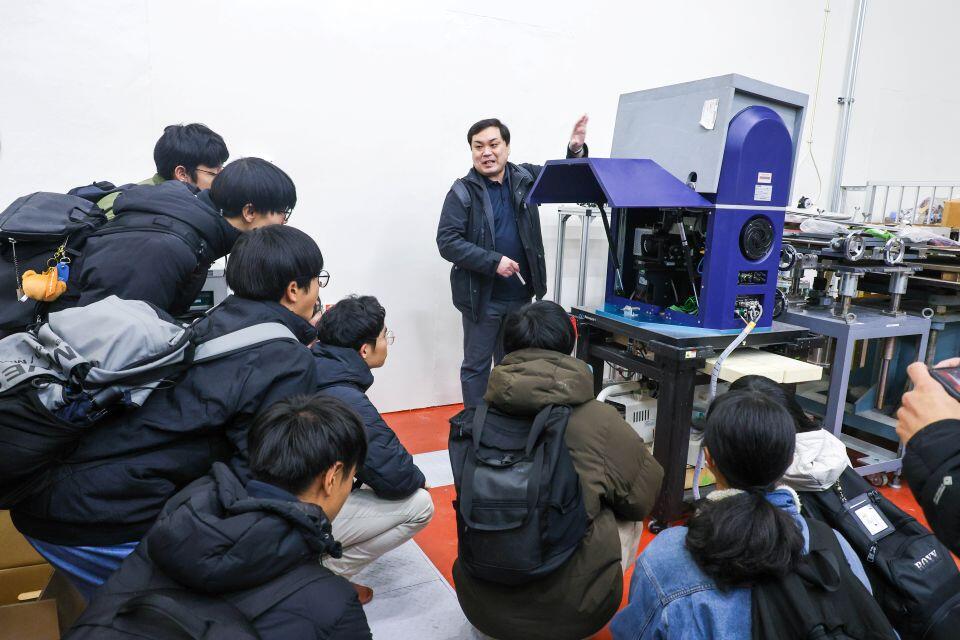 佐藤先生の解説を聞きながら中性子ビーム実験施設を見学