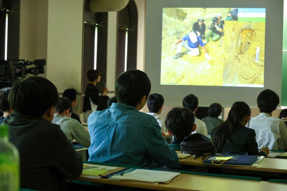砂漠での化石発掘の様子を紹介。参加者からは感嘆の声が上がった