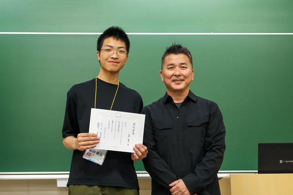 小林教授から認定証書を受け取る参加者