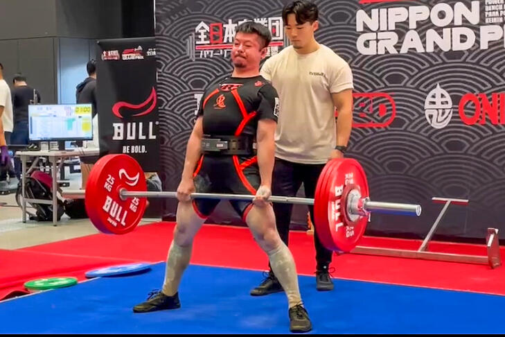 2024年11月3日の第3回日本グランプリ(第36回全日本教職員パワーリフティング選手権)のデッドリフト第3試技をする安成哲平特任准教授(提供:安成哲平)