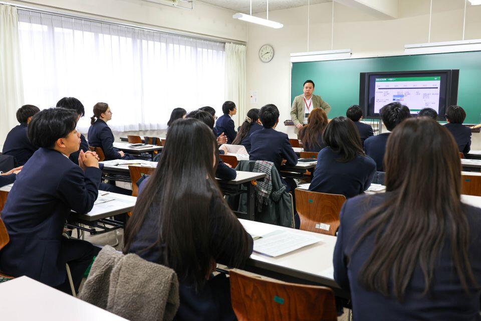 多田准教授の講義を真剣に聞く生徒たち＜写真：工学系広報室提供＞