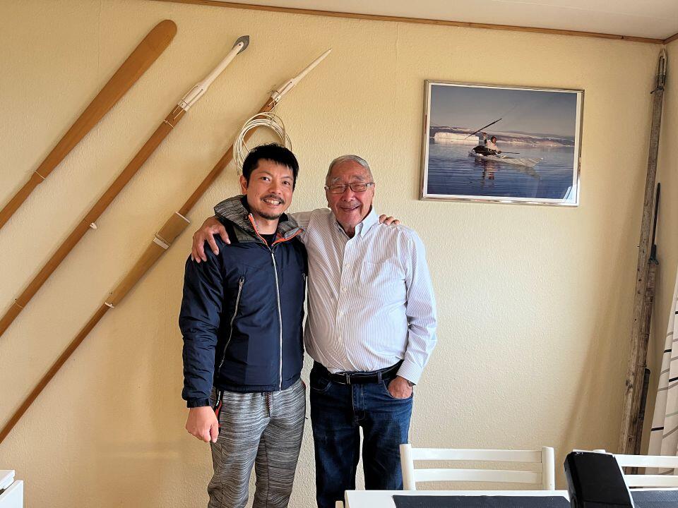 グリーンランド北西部の村「カナック」の住人と（提供：安成哲平）