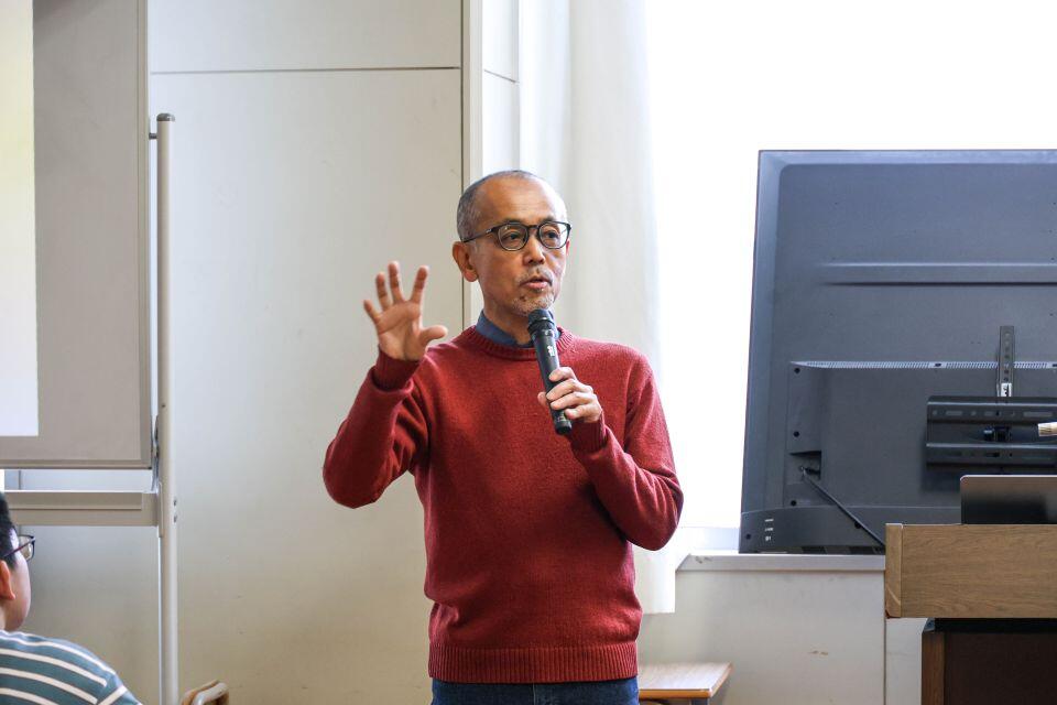 残された文献などをスライドで紹介しながら解説する佐藤教授