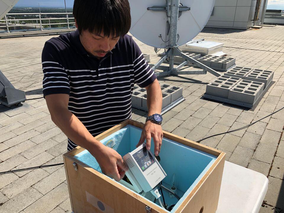 アラスカ大学（UAF）・国際北極圏研究センター（IARC）に寒冷地仕様のPM2.5測定装置の初号機（プロトタイプ）を設置する様子（2019年、提供：安成哲平）