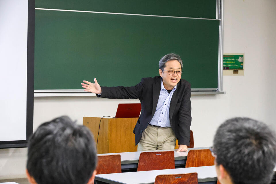 見学前の座学で生徒のみなさんへ講義を行う永木教授