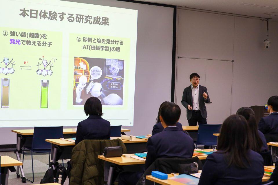 見学前に座学で解説する猪熊教授